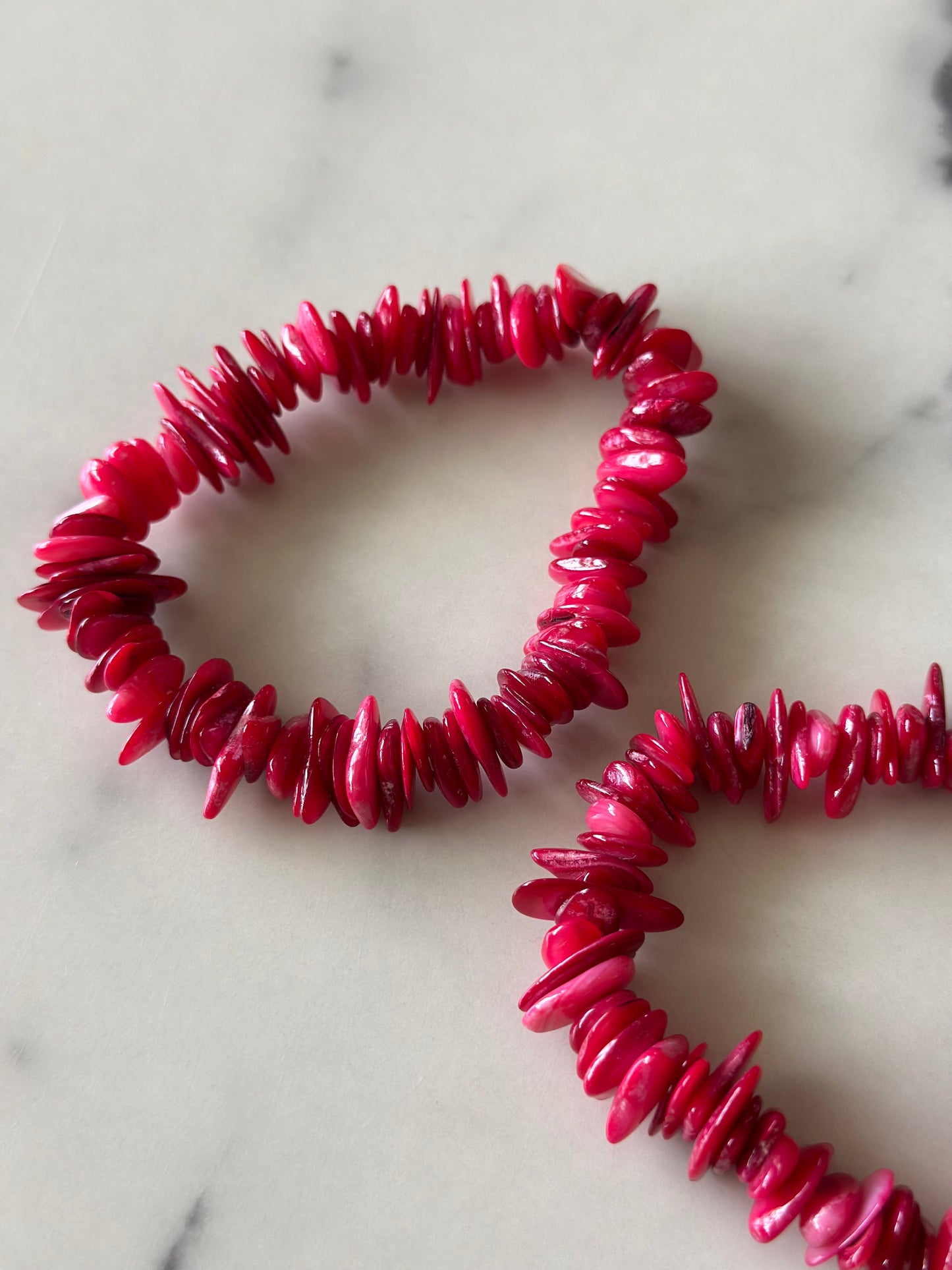 Skjell rød rosa chips armbånd