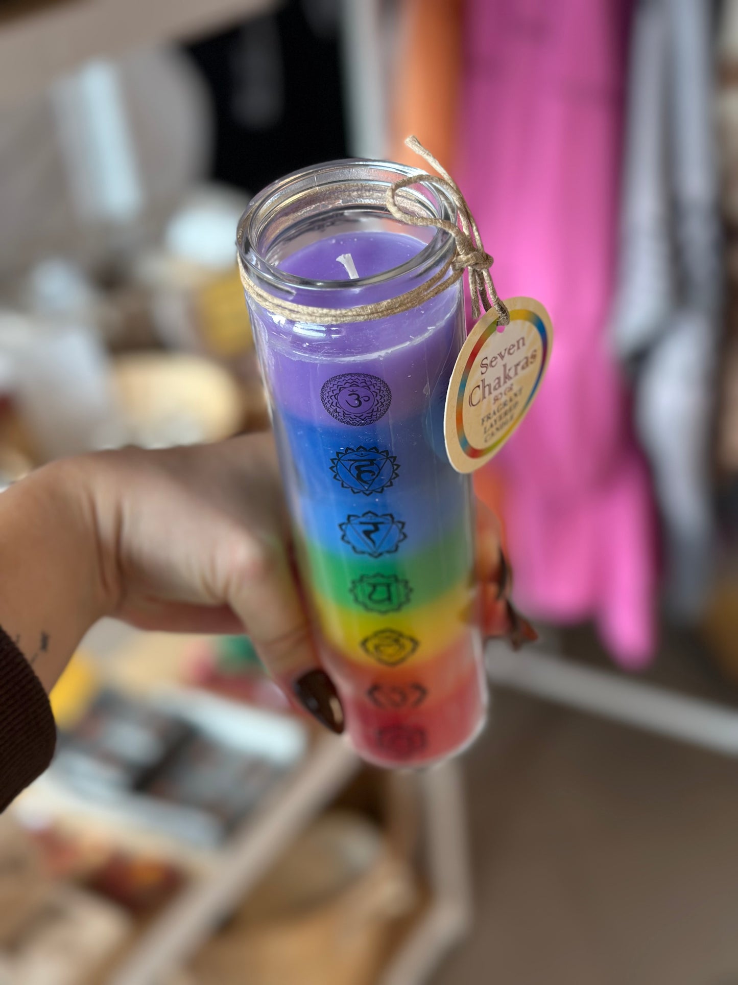 7 chakra avlangt duftlys - brennetid 65 timer