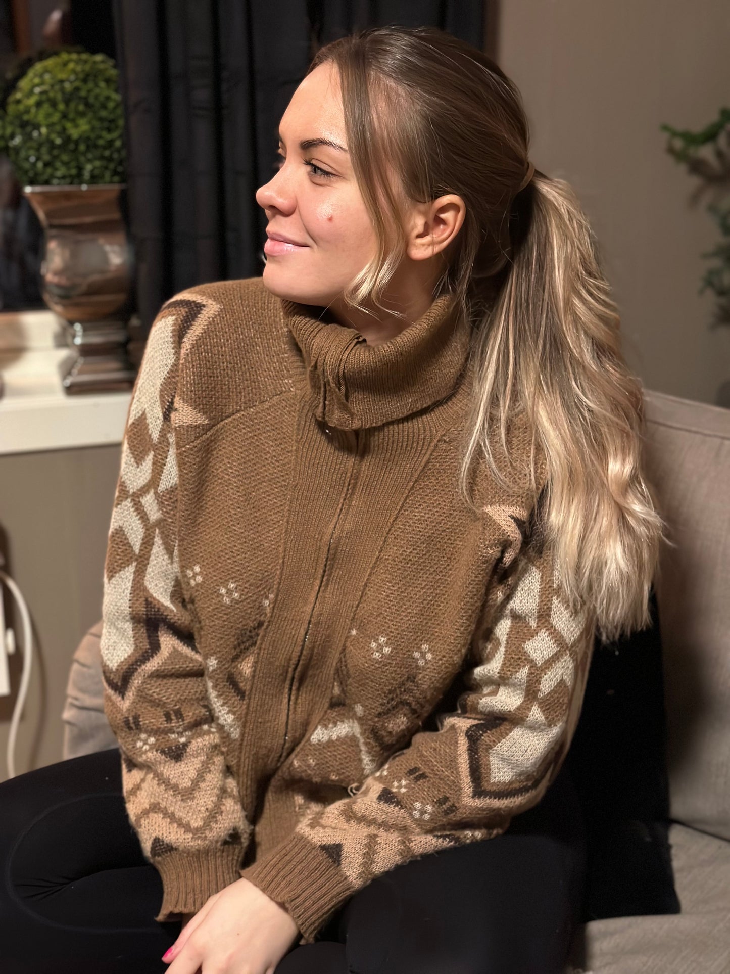 Mønstret brun jakke med glidelås og krage