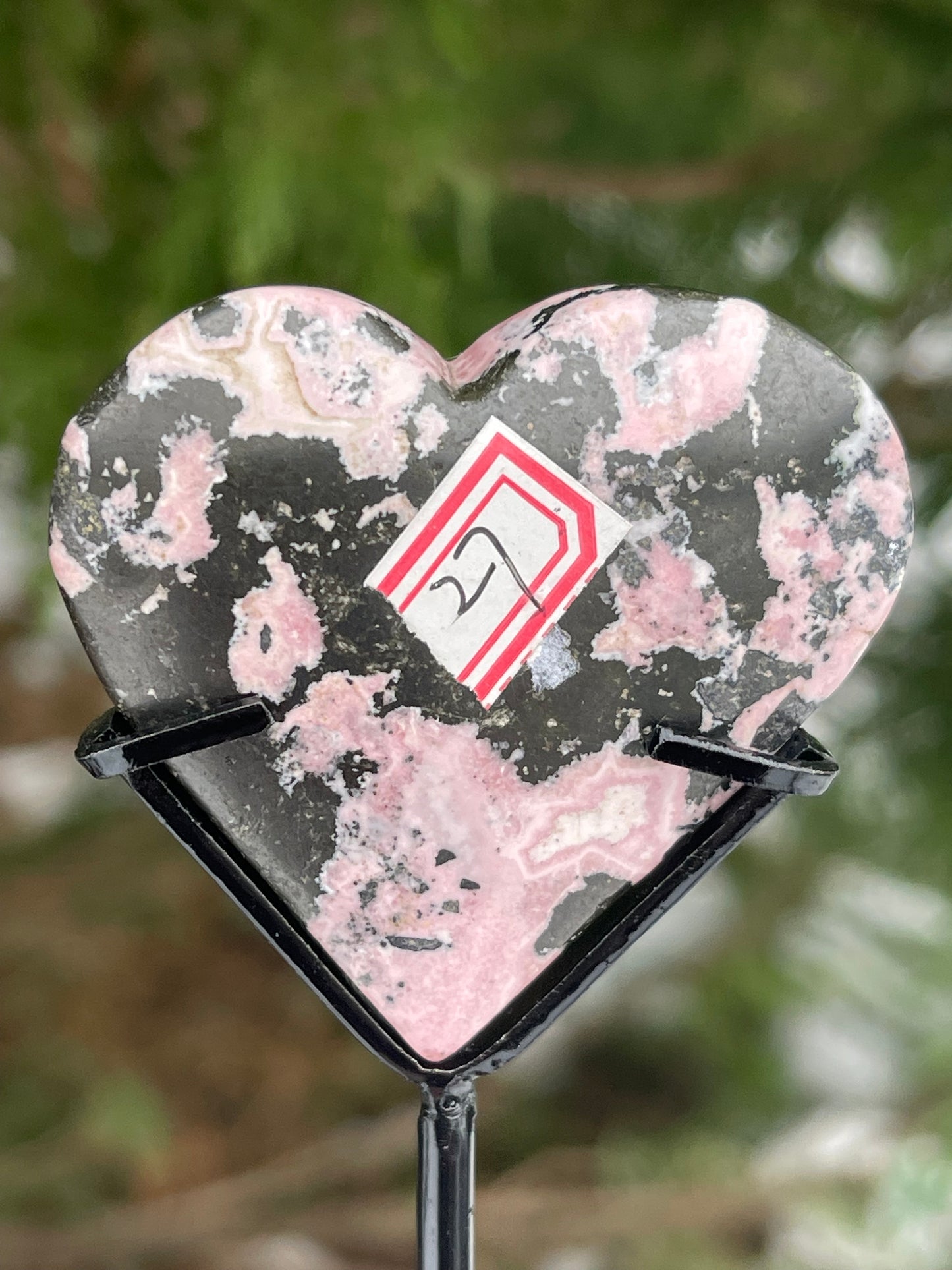 Rhodonitt hjerte på stativ