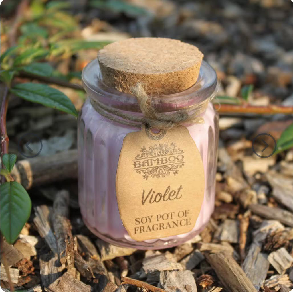 Violet Soy Pot Duftlys i Glass– Elegant og Klassisk Blomsterduft