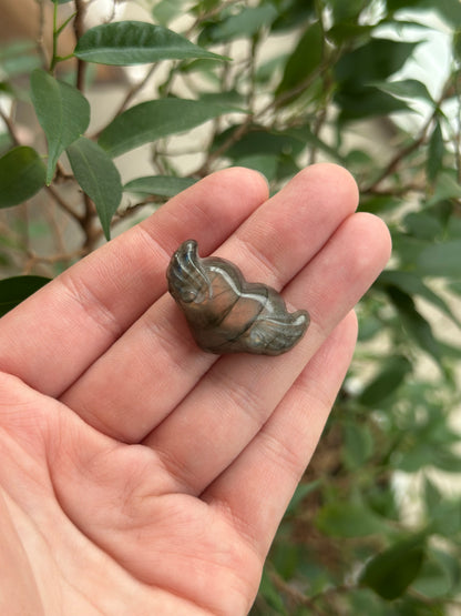 Labradoritt hjerte med vinger