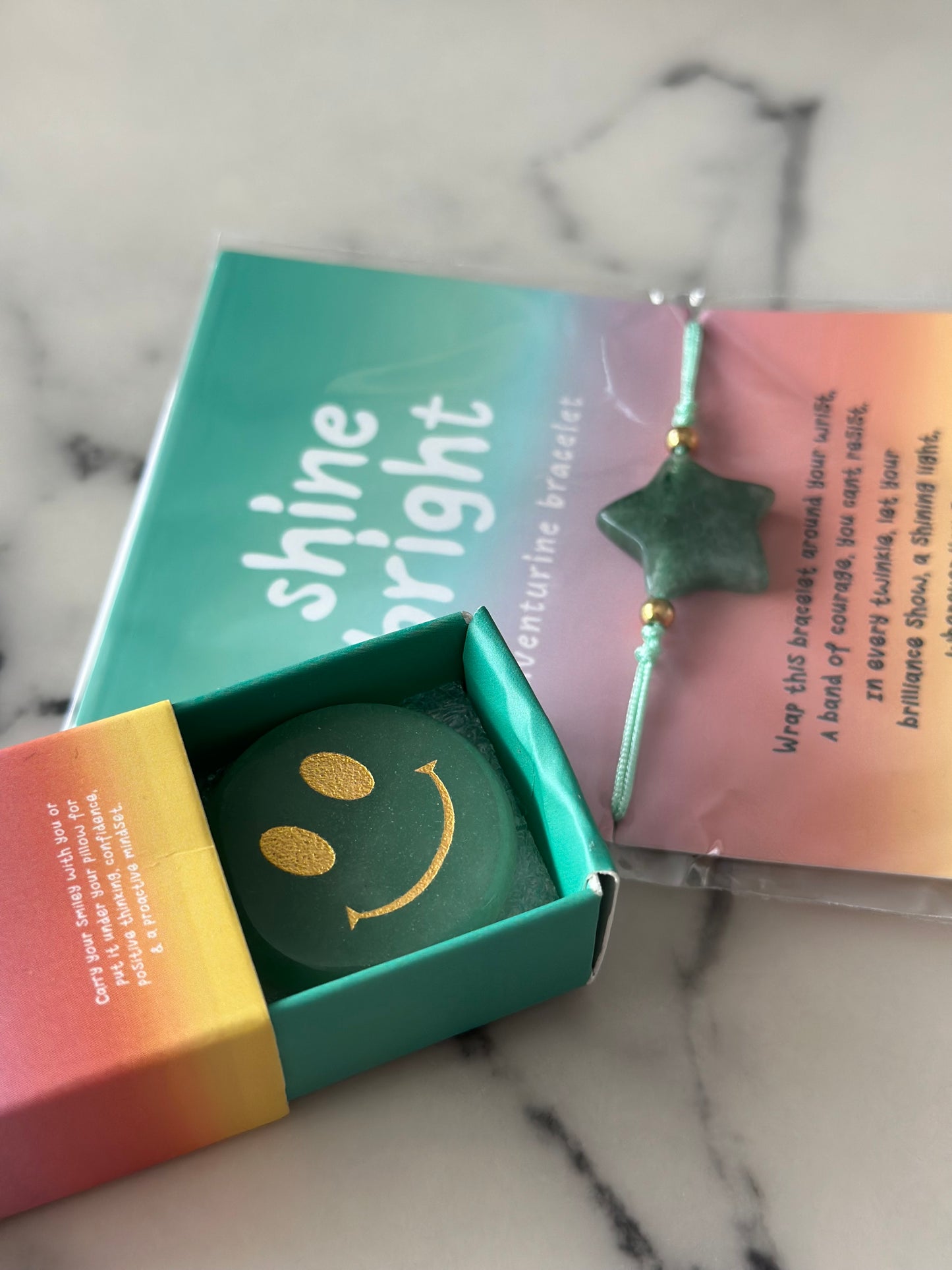 Sett SHINE BRIGHT, STAY POSITIVE grønn aventurin armbånd + smiley krystall