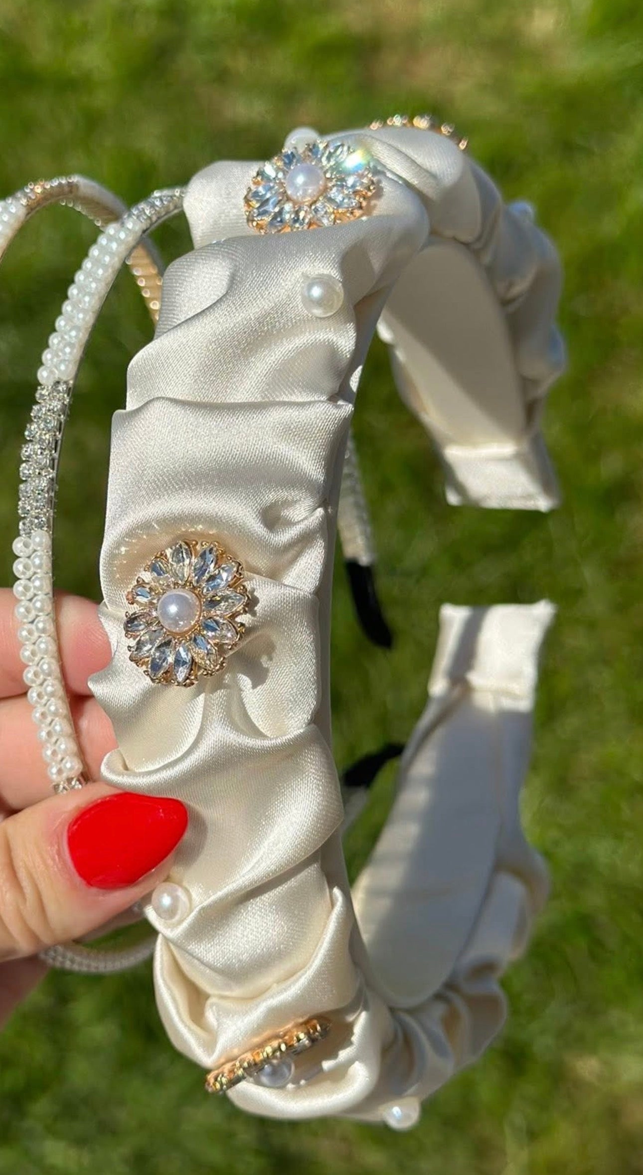 Hårbøyle med perler og «diamant steiner»