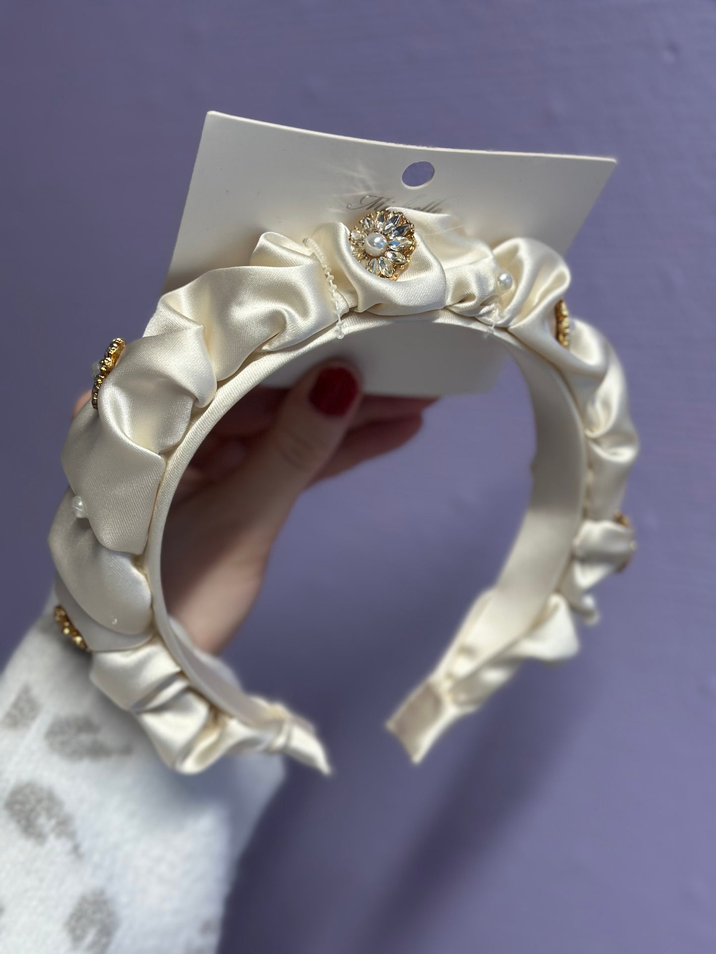 Hårbøyle med perler og «diamant steiner»