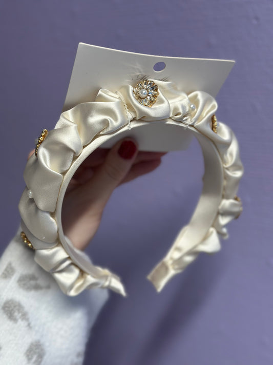 Hårbøyle med perler og «diamant steiner»