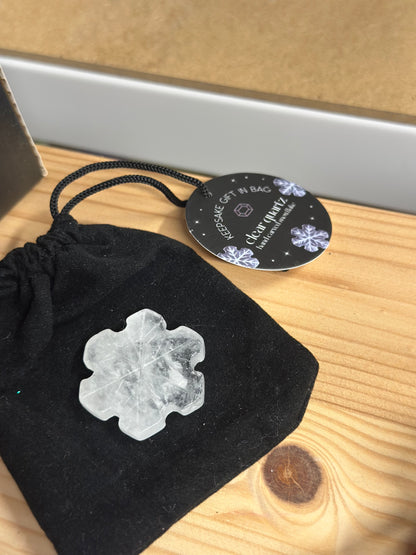 Snøfnugg snøflak bergkrystall i velur pose med lapp