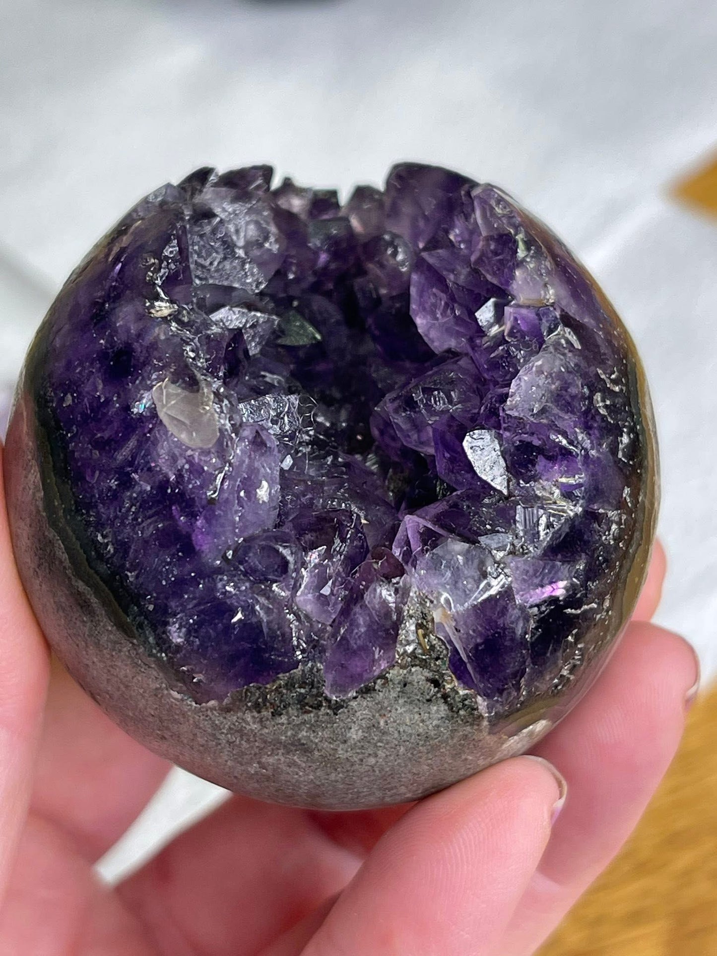 Ametyst geode sphere med svart krystall holder