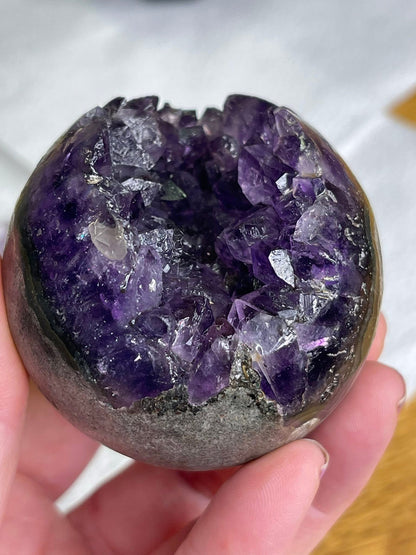 Ametyst geode sphere med svart krystall holder