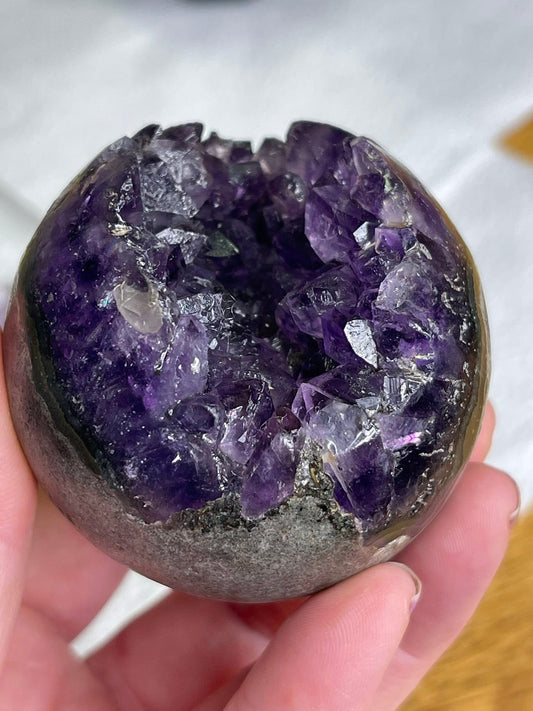 Ametyst geode sphere med svart krystall holder