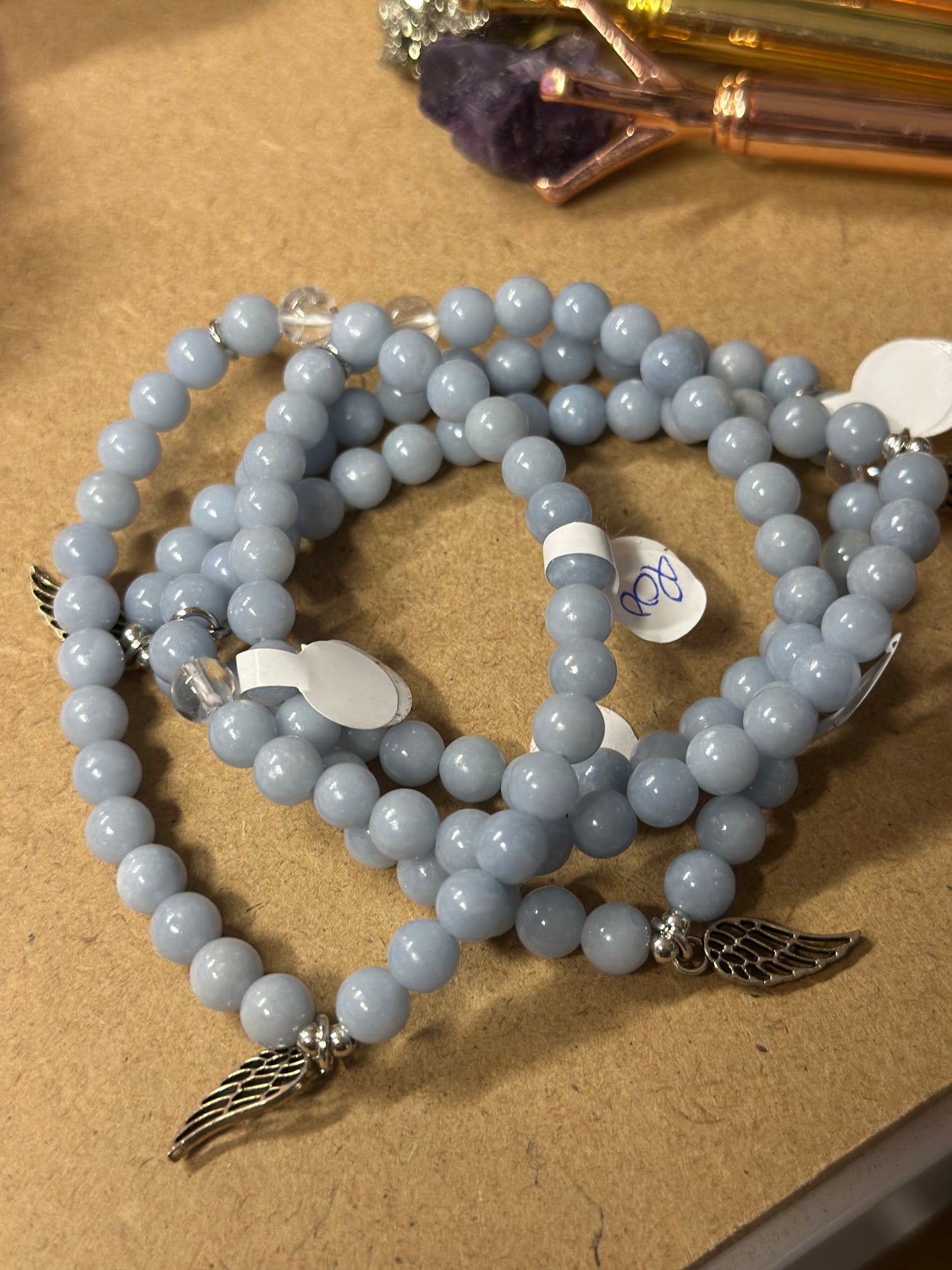 Angelitt armbånd med englevinge og bergkrystall perle