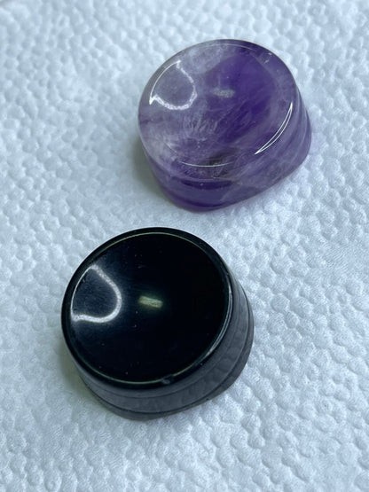 Ametyst geode sphere med svart krystall holder