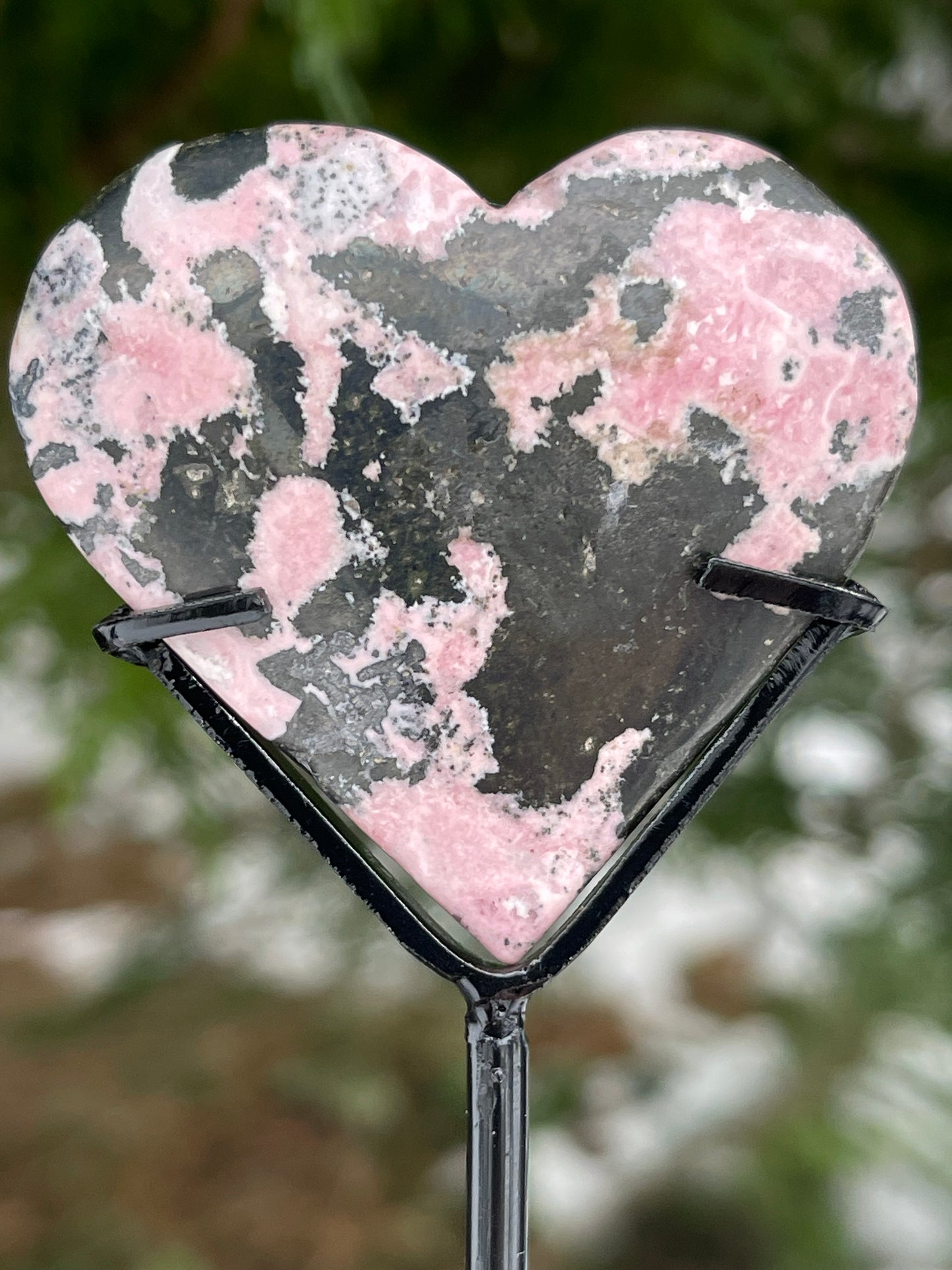 Rhodonitt hjerte på stativ