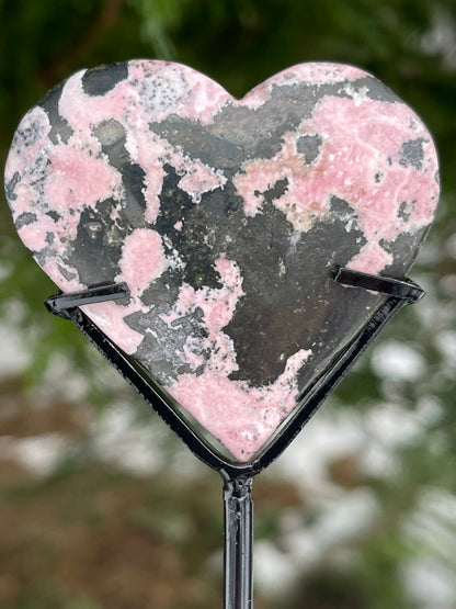 Rhodonitt hjerte på stativ