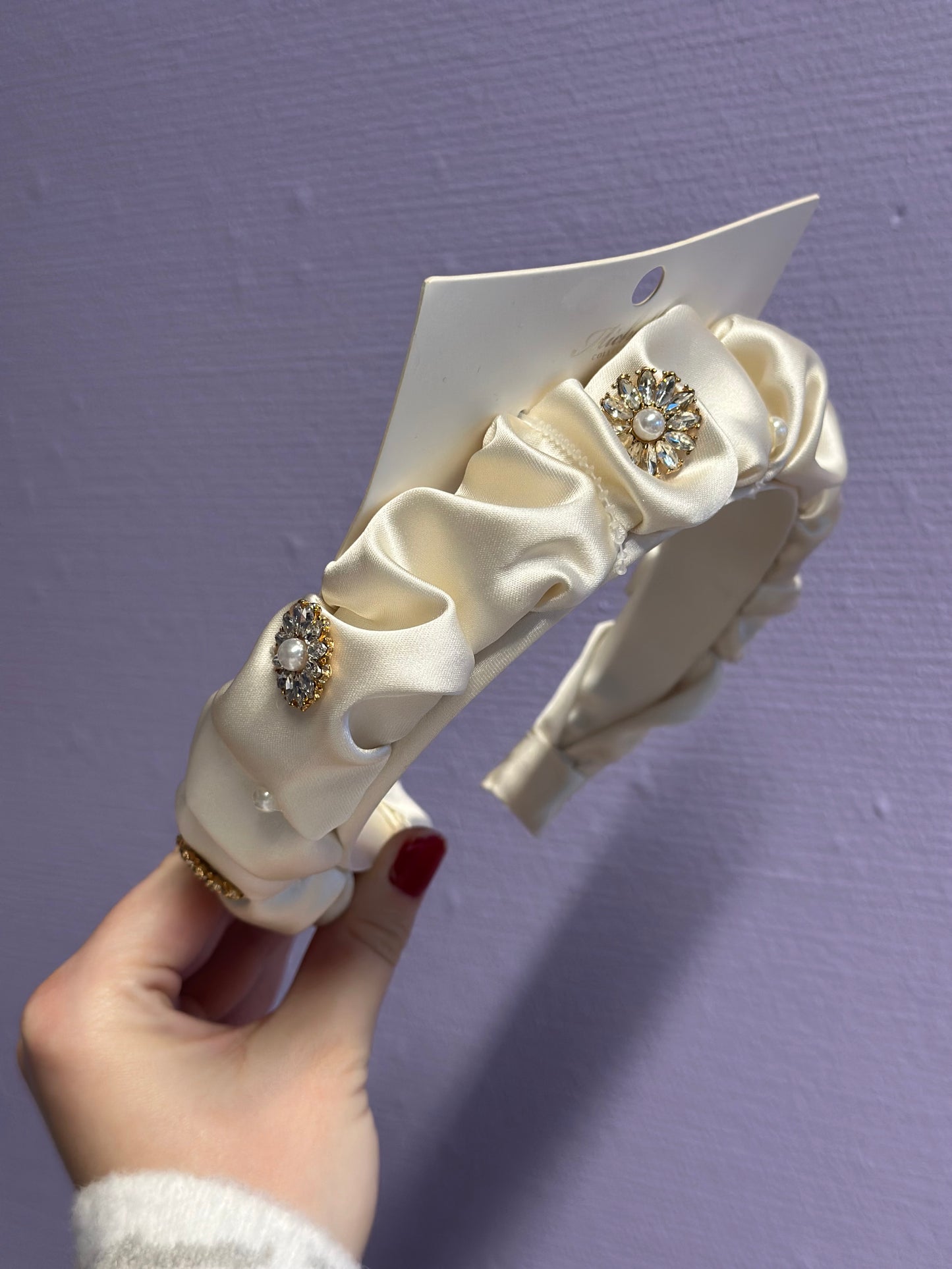 Hårbøyle med perler og «diamant steiner»