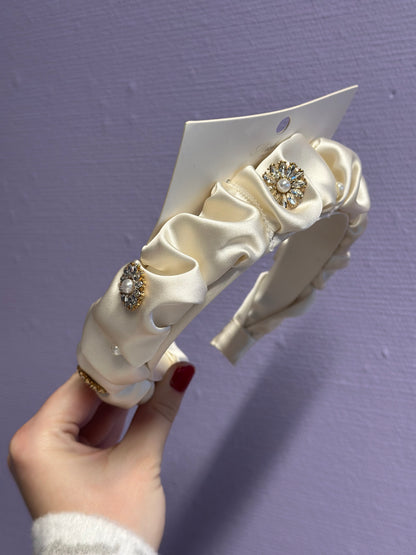 Hårbøyle med perler og «diamant steiner»