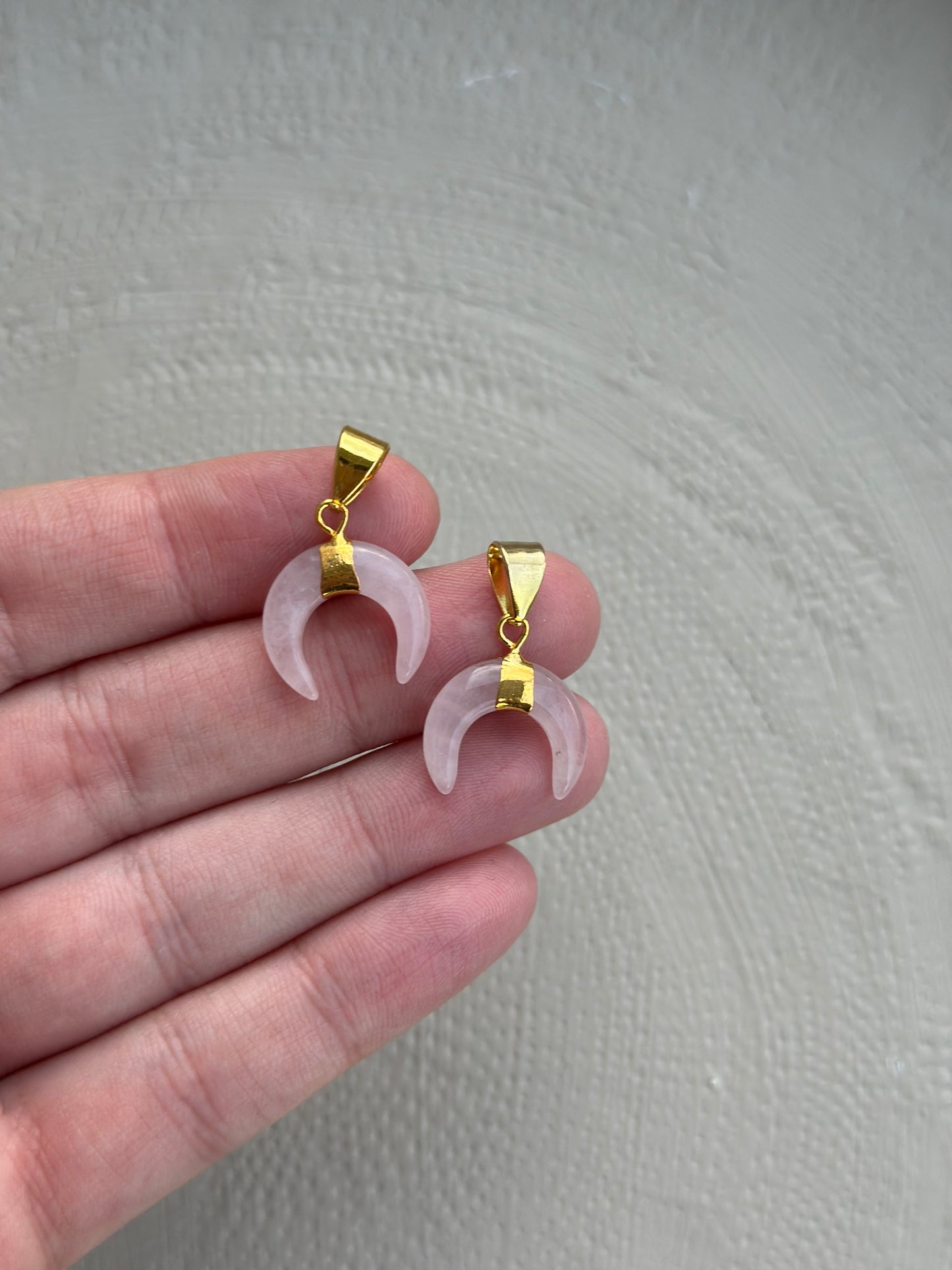 Anheng halvmåne Rosenkvarts gullfarget feste