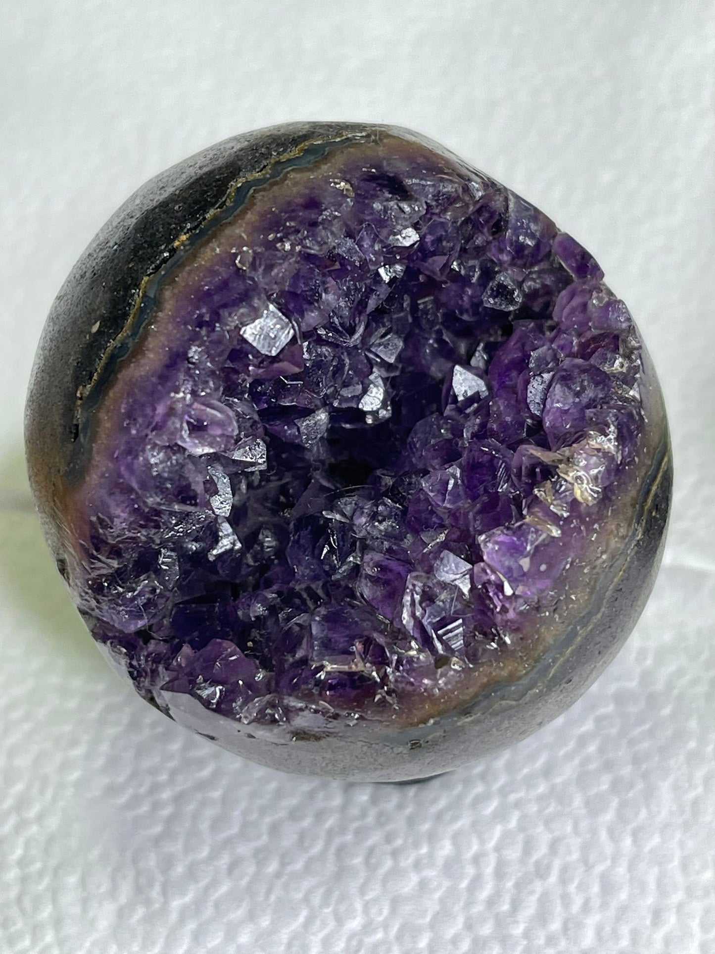 Ametyst geode sphere med svart krystall holder
