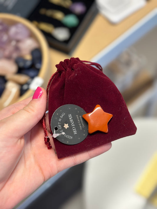 Julestjerne rød jaspis i velur pose med lapp