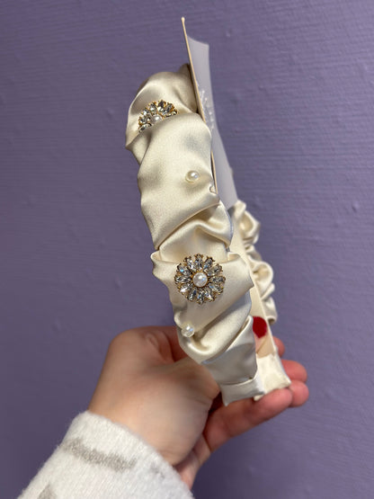 Hårbøyle med perler og «diamant steiner»