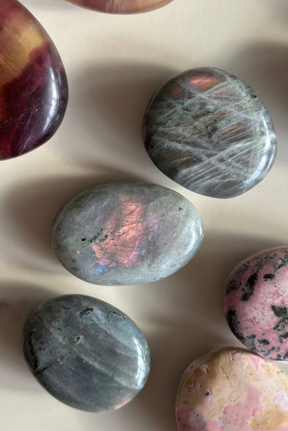 Labradoritt flash palm håndstein