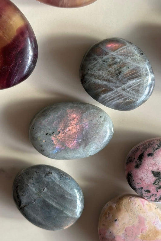 Labradoritt flash palm håndstein