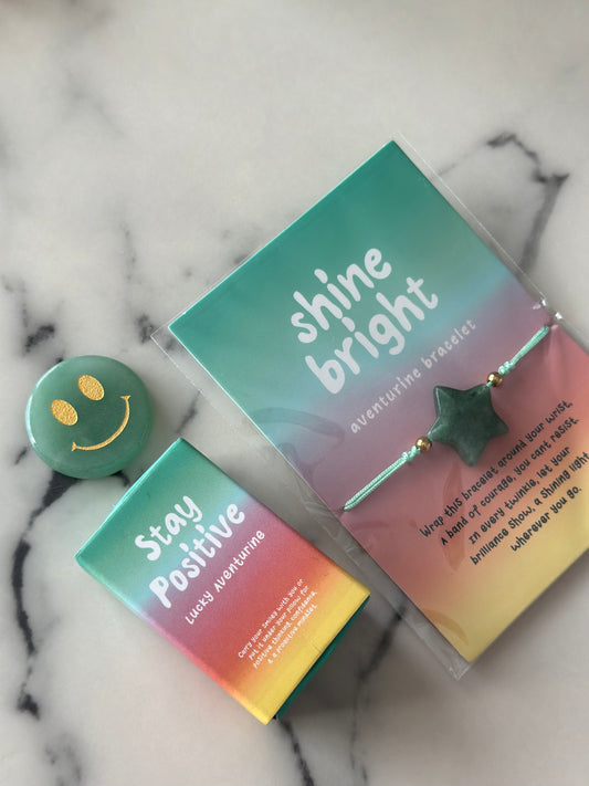 Sett SHINE BRIGHT, STAY POSITIVE grønn aventurin armbånd + smiley krystall