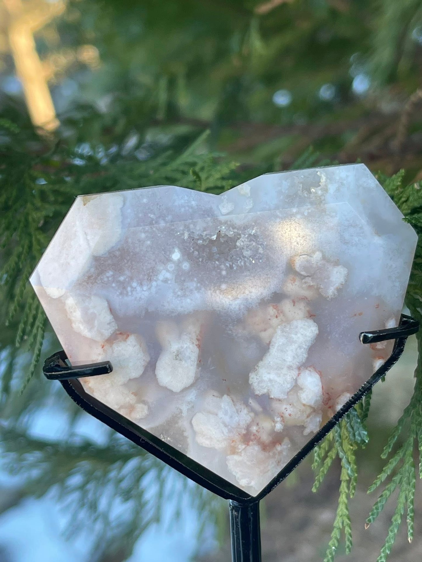 Blomsteragat fasettslipt på stativ