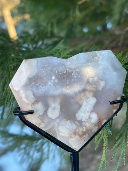 Blomsteragat fasettslipt på stativ