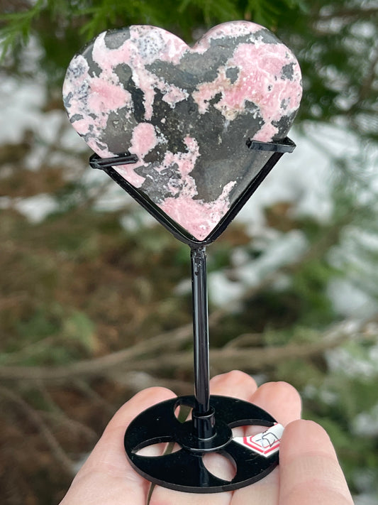 Rhodonitt hjerte på stativ