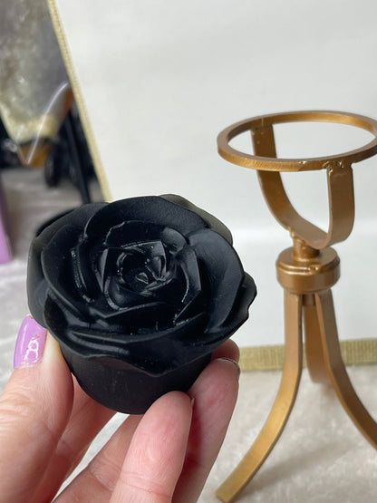 Svart obsidian rose på snurrende gullfarget stativ